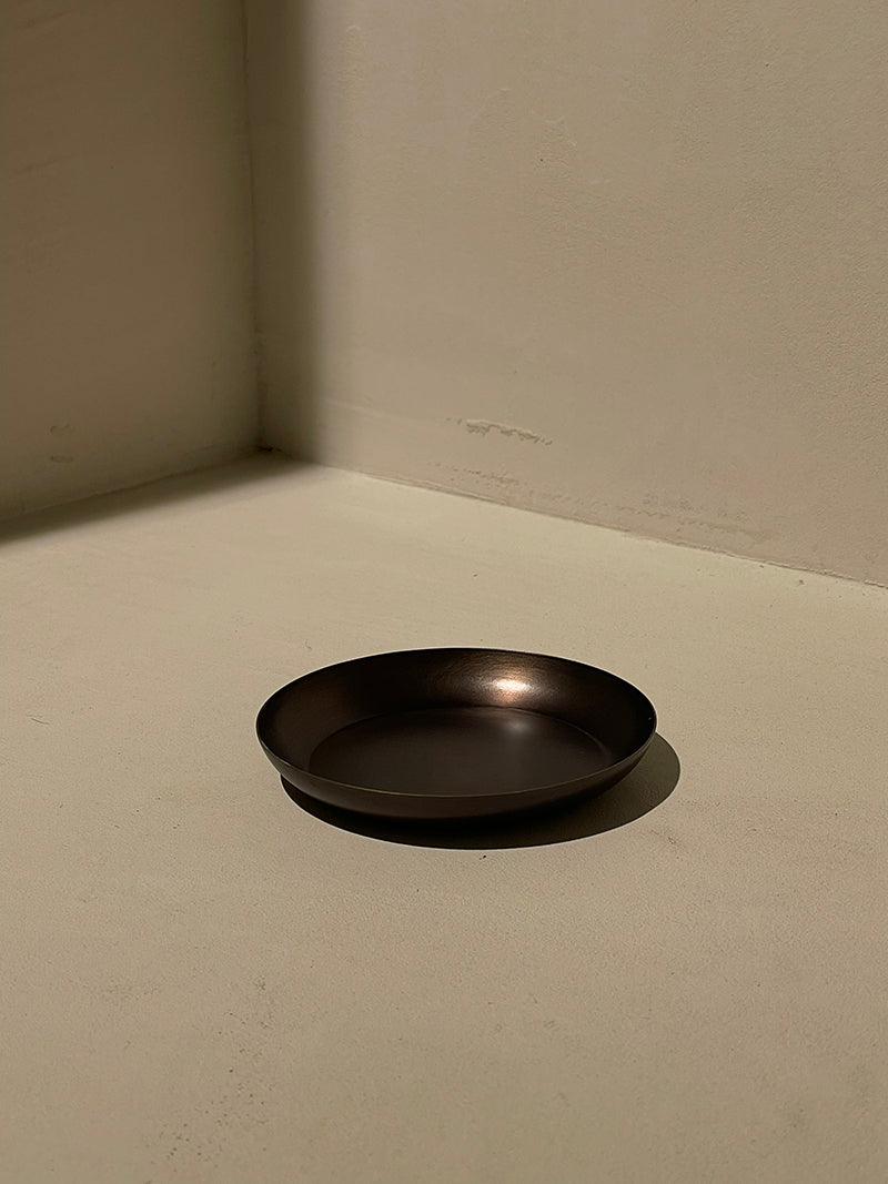 Candleplate Iron-black brass ⌀13,5