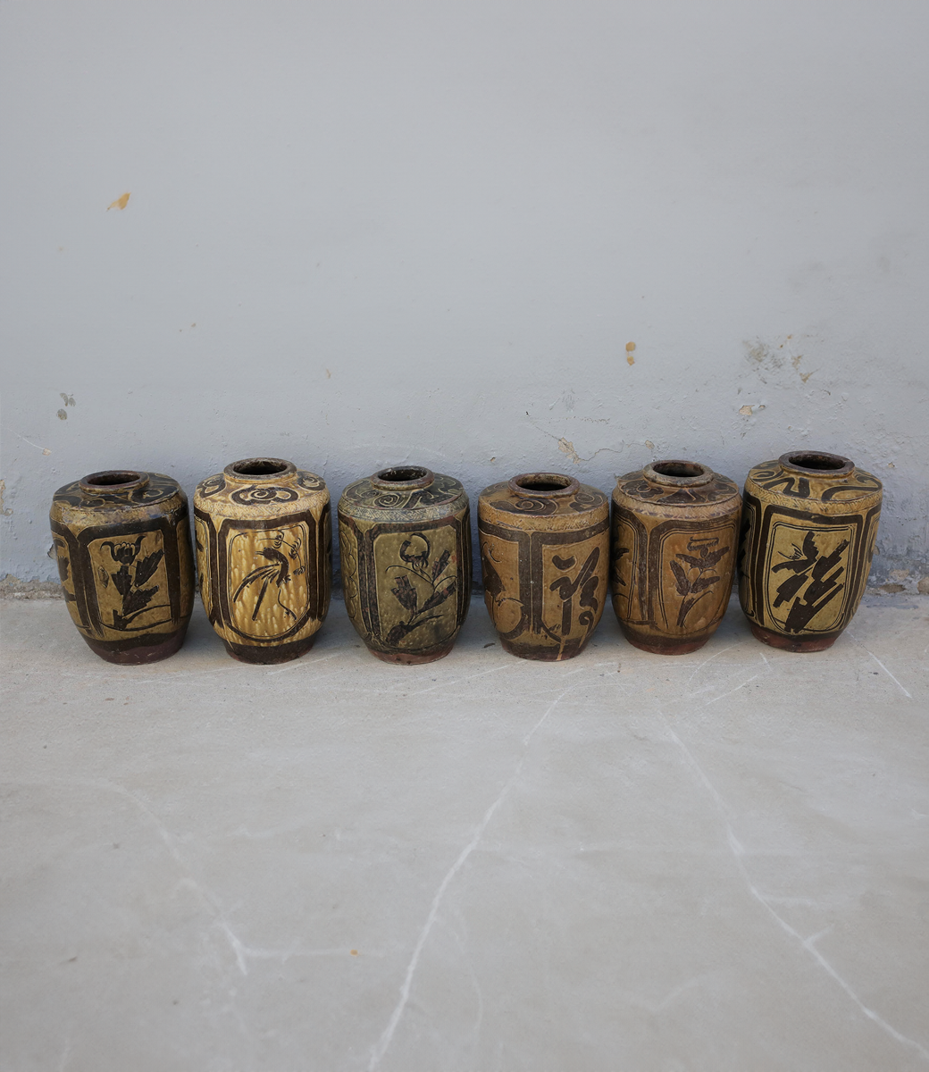 Small beige glazed jar with engravings
