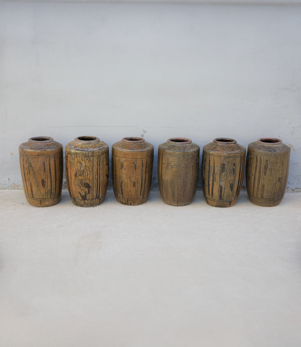 Small beige glazed jar with engravings